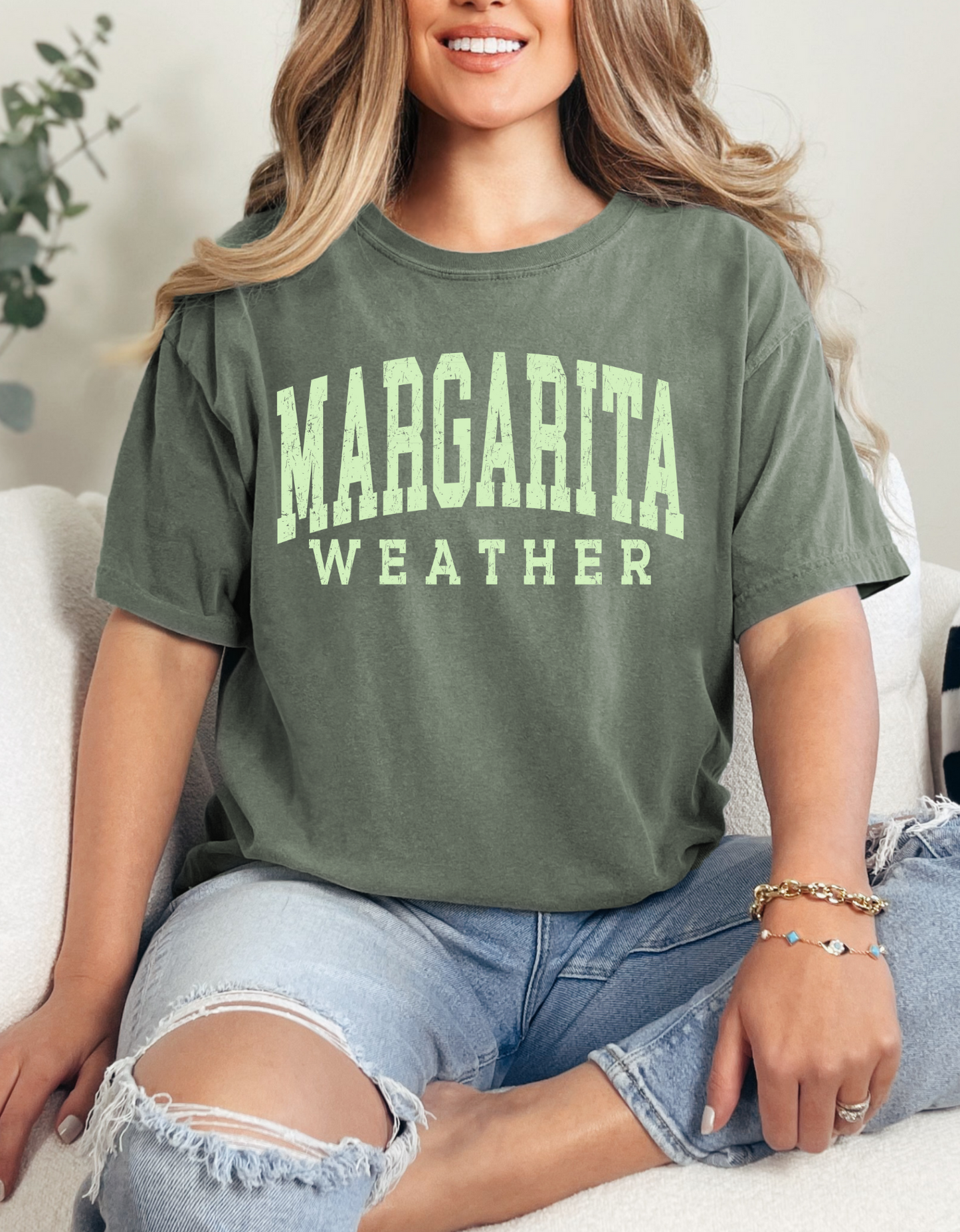 Vintage Margarita Weather Tee, Retro Summer T-shirt for Cocktail Lovers, Margarita Weather T-shirt, Vintage Style Graphic Tee for Beach Days